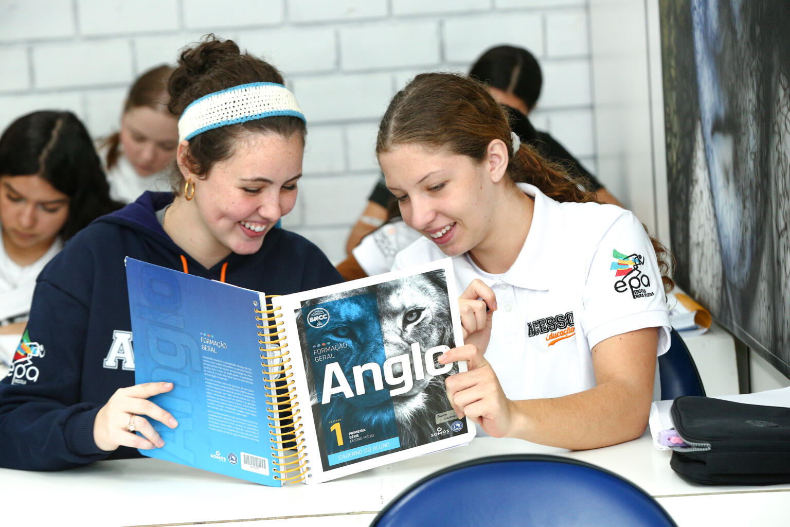 Alunas do Acesso Educação estudando juntas em sala de aula
