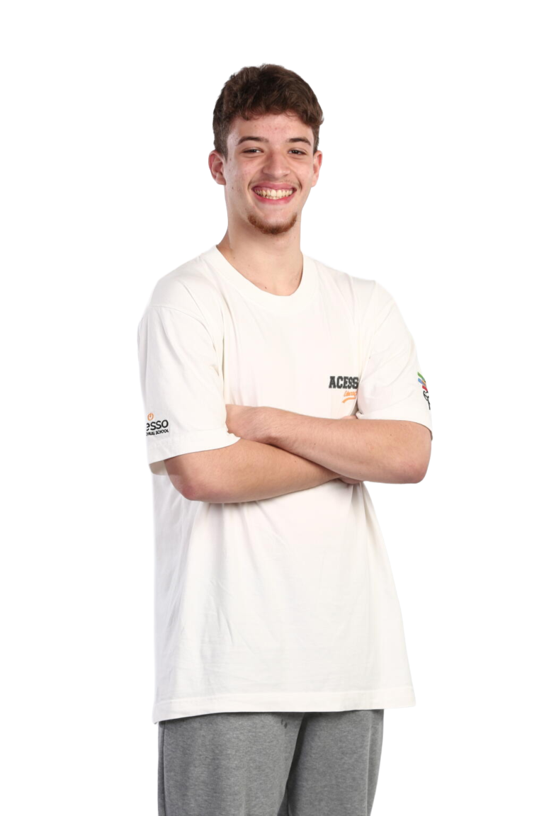 Aluno do Acesso International School sorrindo de braços cruzados